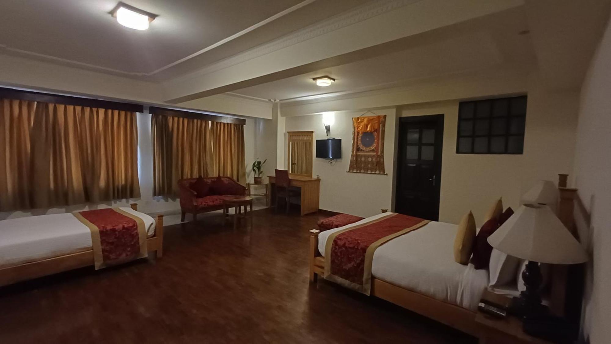 Hotel Holy Himalaya Катманду Экстерьер фото