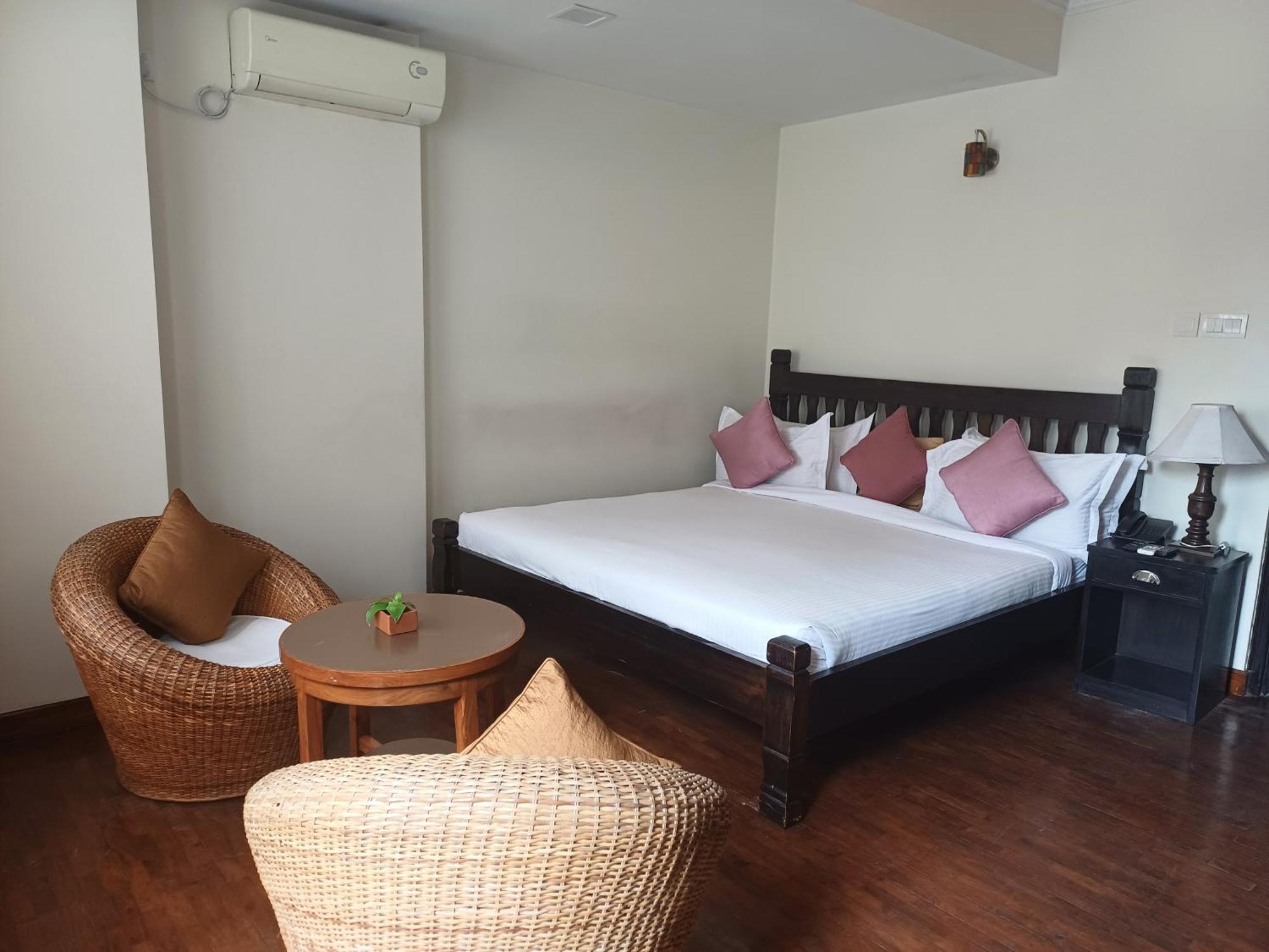 Hotel Holy Himalaya Катманду Экстерьер фото