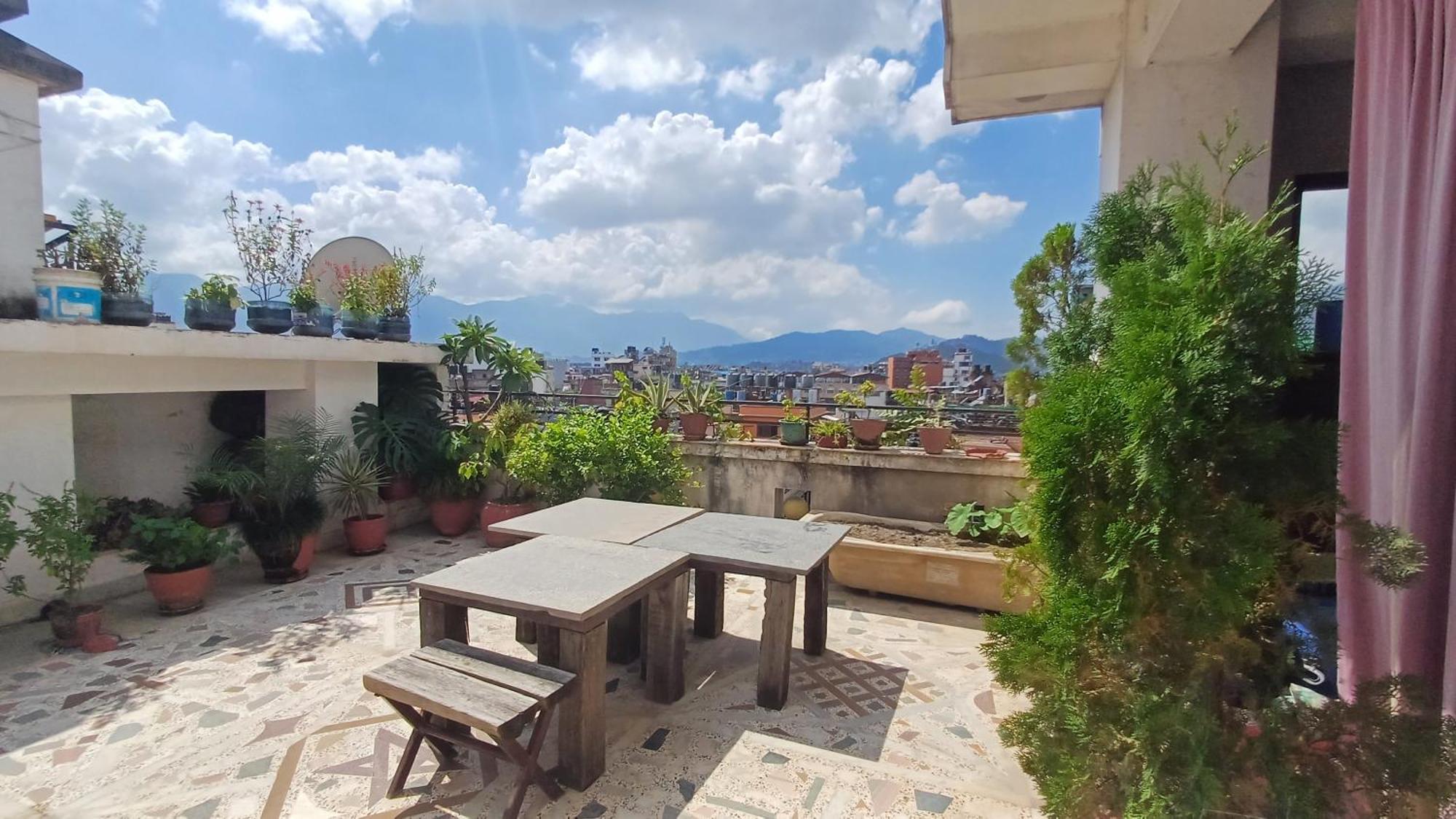 Hotel Holy Himalaya Катманду Экстерьер фото