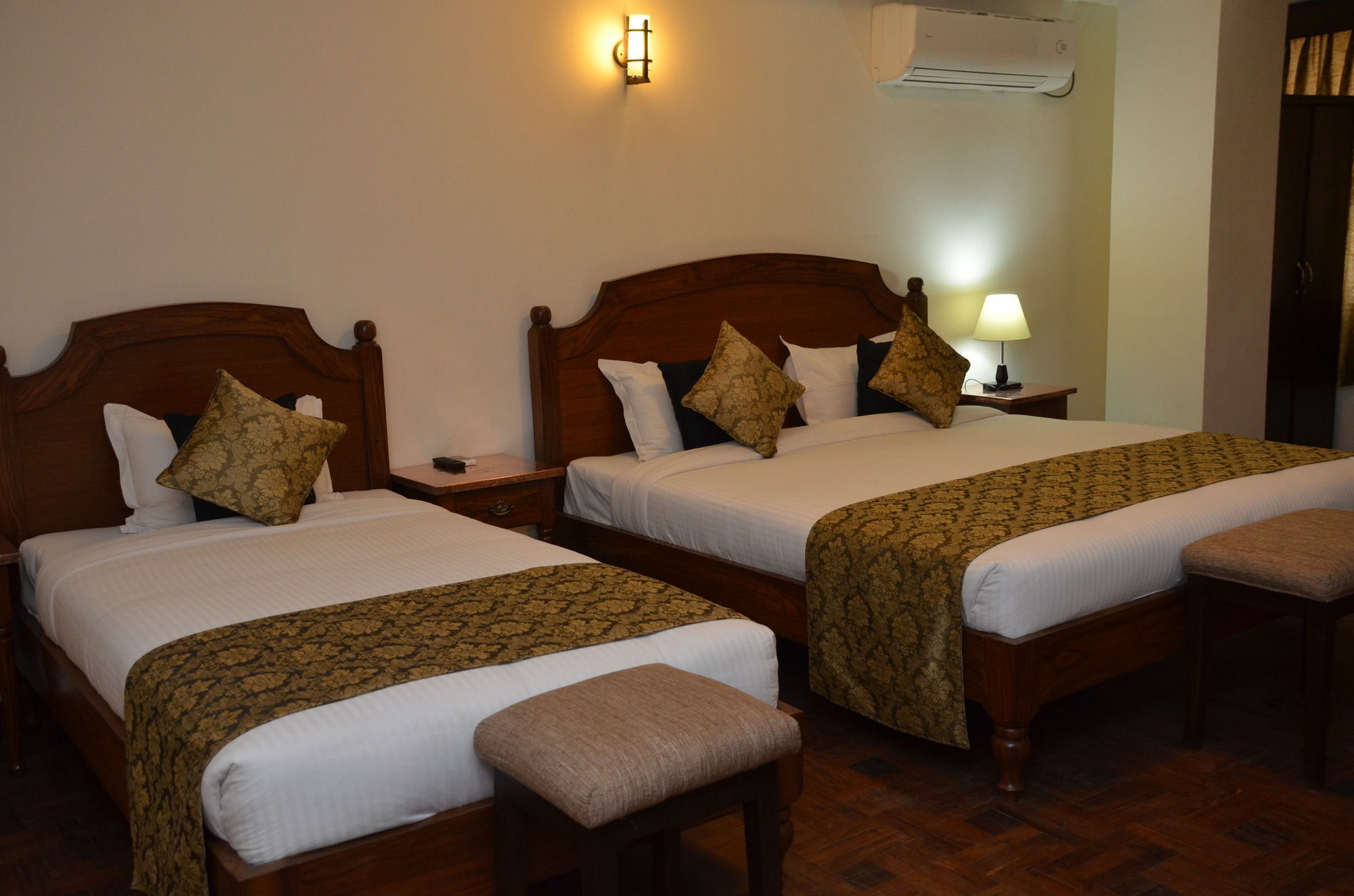 Hotel Holy Himalaya Катманду Экстерьер фото